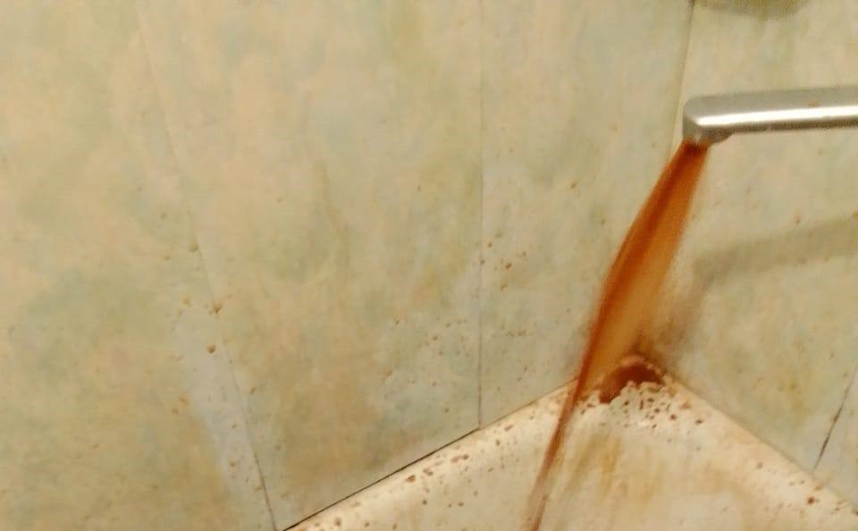 «Фильтры держатся максимум неделю!»: жители пос. Барсуки пожаловались на качество воды