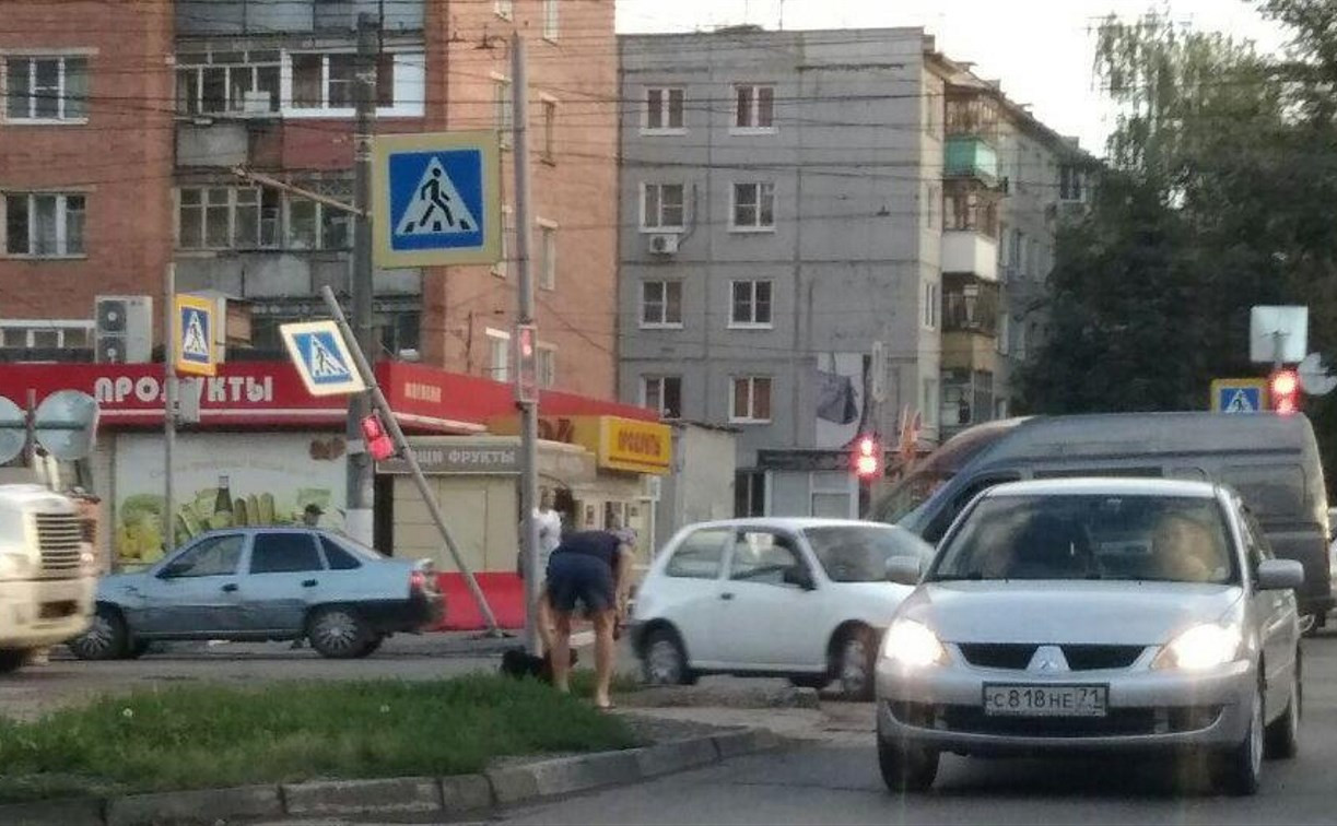 На улице Ложевой водитель Infinity снес пешеходный светофор