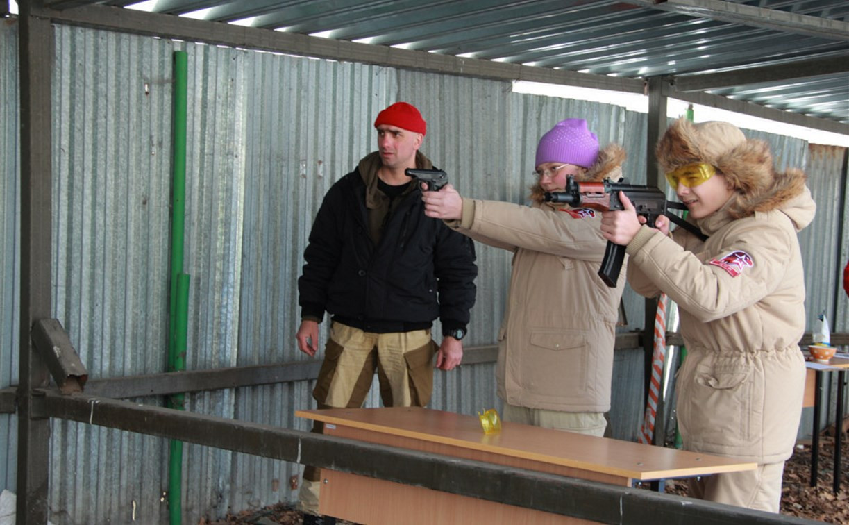 Тульских школьников научили стрелять и обращаться с оружием