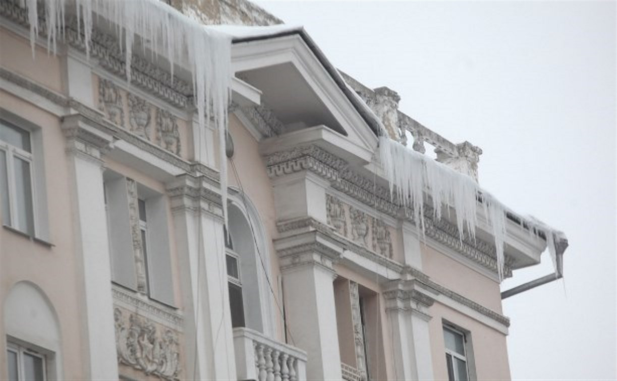 На сосульки и снег на крыше можно пожаловаться в Управление по административно-техническому надзору