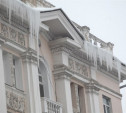 На сосульки и снег на крыше можно пожаловаться в Управление по административно-техническому надзору