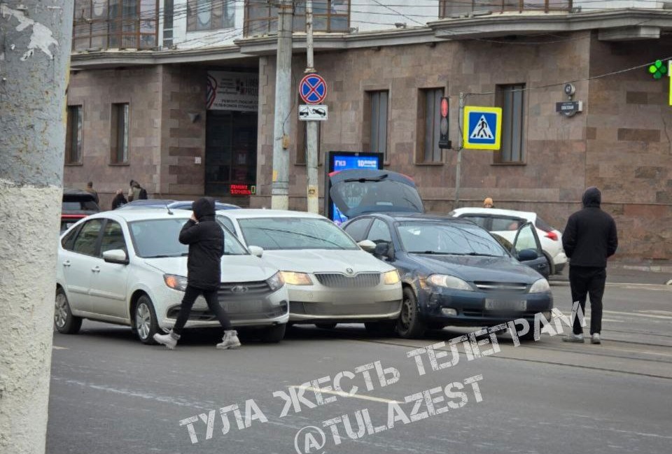 В центре Тулы столкнулись три автомобиля