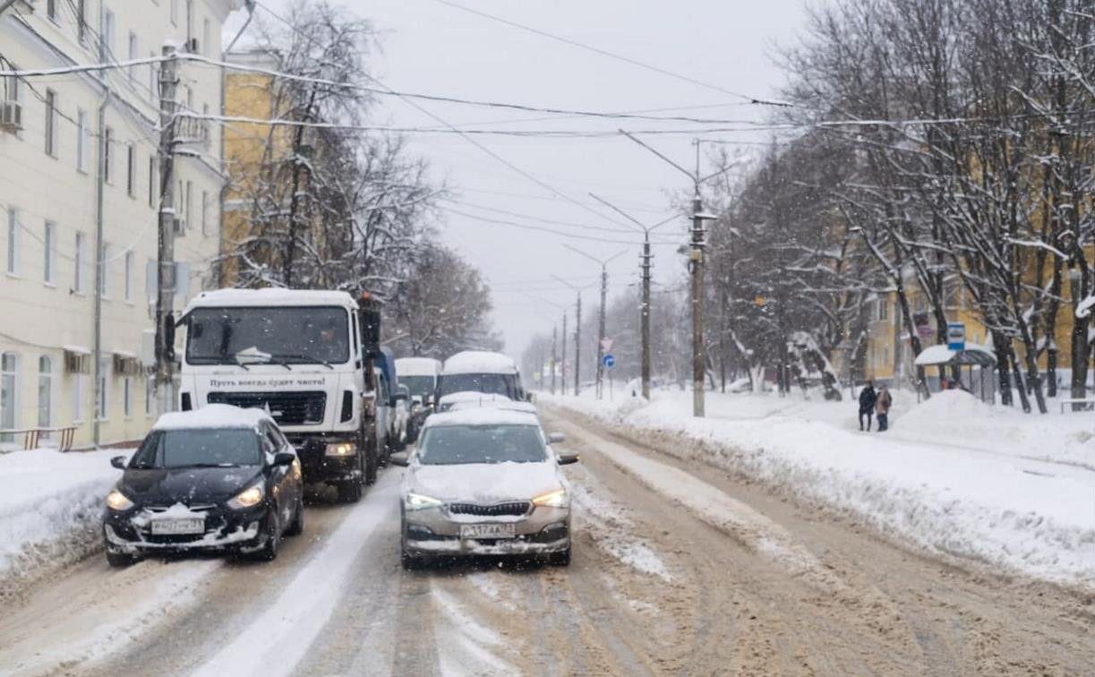 Из-за снегопада ГИБДД просит тульских водителей воздержаться от поездок на личном транспорте