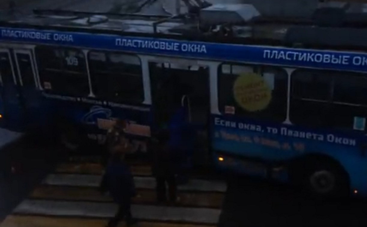 Видео: в Туле водители троллейбусов устроили остановку на пешеходном переходе