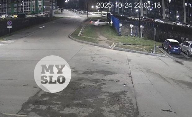 Автомобиль протаранил забор в ЖК «Наши Баташи»