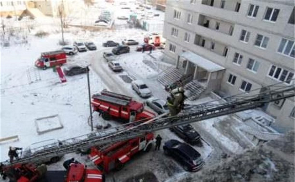 Спасатели вывели семь человек из горящего дома в Заречье
