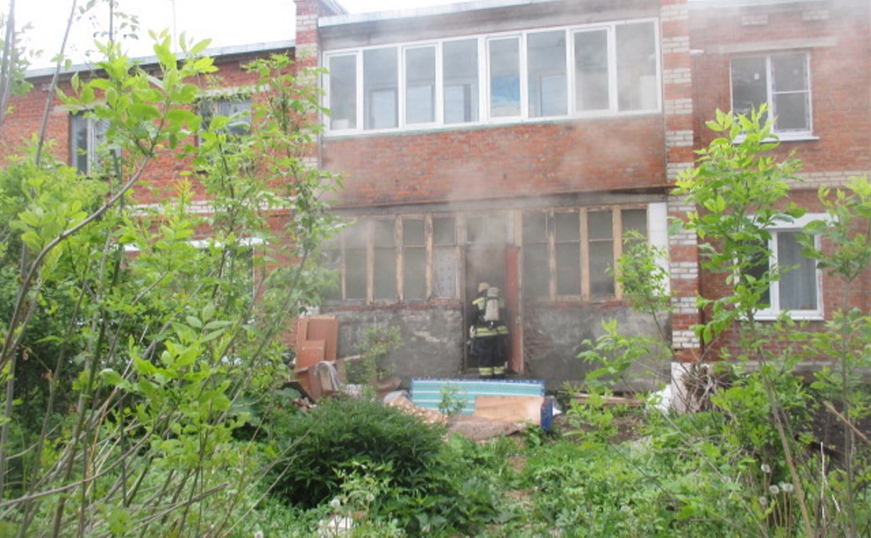 Узловские пожарные спасли из горящего дома 8 человек