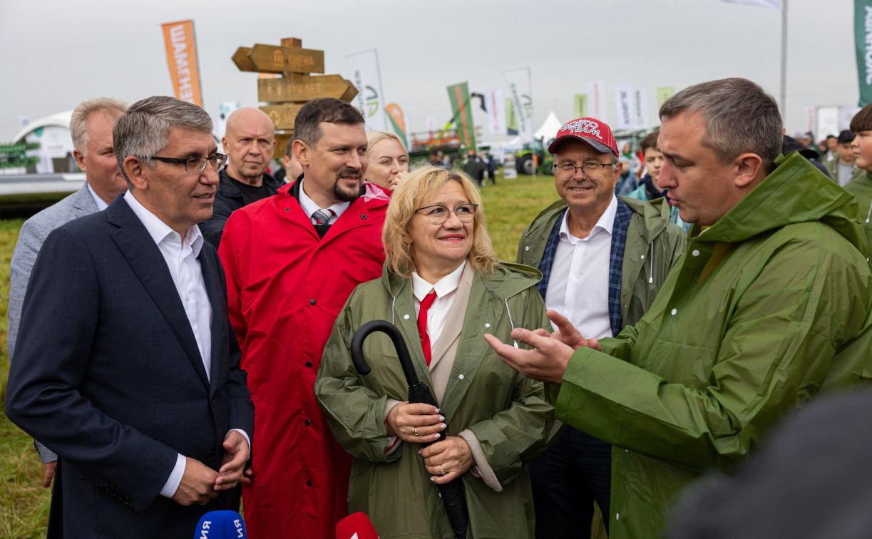 Комбайны на автопилоте и новые продукты от местных производителей: чем удивляли аграрии губернатора на «Дне Тульского поля»