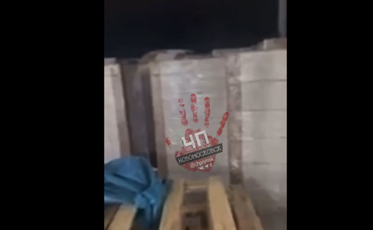 Жуткий момент обрушения склада в Донском попал на видео. Внутри находились люди 