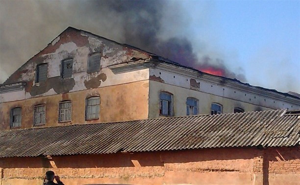 Бывшую военную часть на ул. Фрунзе тушили 13 пожарных расчетов
