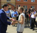 Владимир Груздев вручил 36 сиротам ключи от новых квартир 
