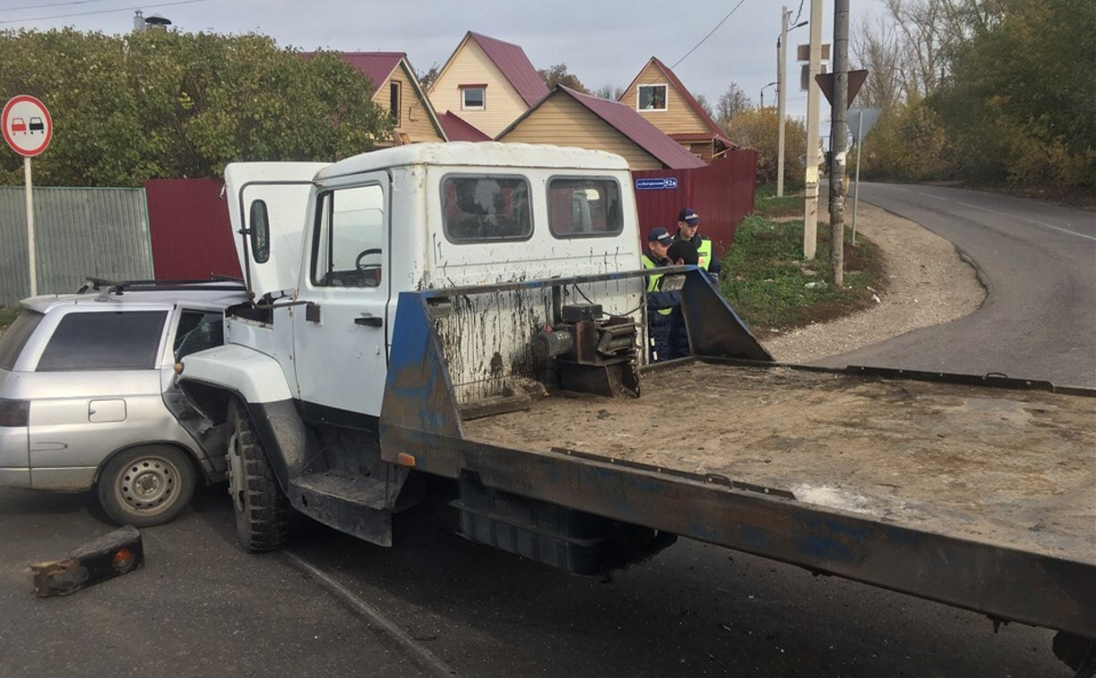 На трассе Тула-Новомосковск в Сергиевском грузовик врезался в ВАЗ