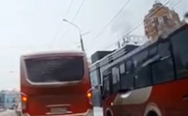 В Туле водители автобусов устроили «представление»