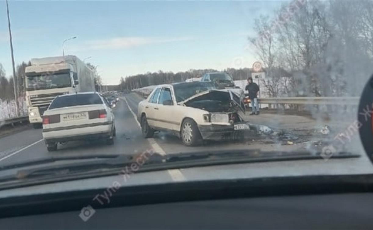 В Щекинском районе столкнулись «Лада» и Mercedes: пострадали два человека