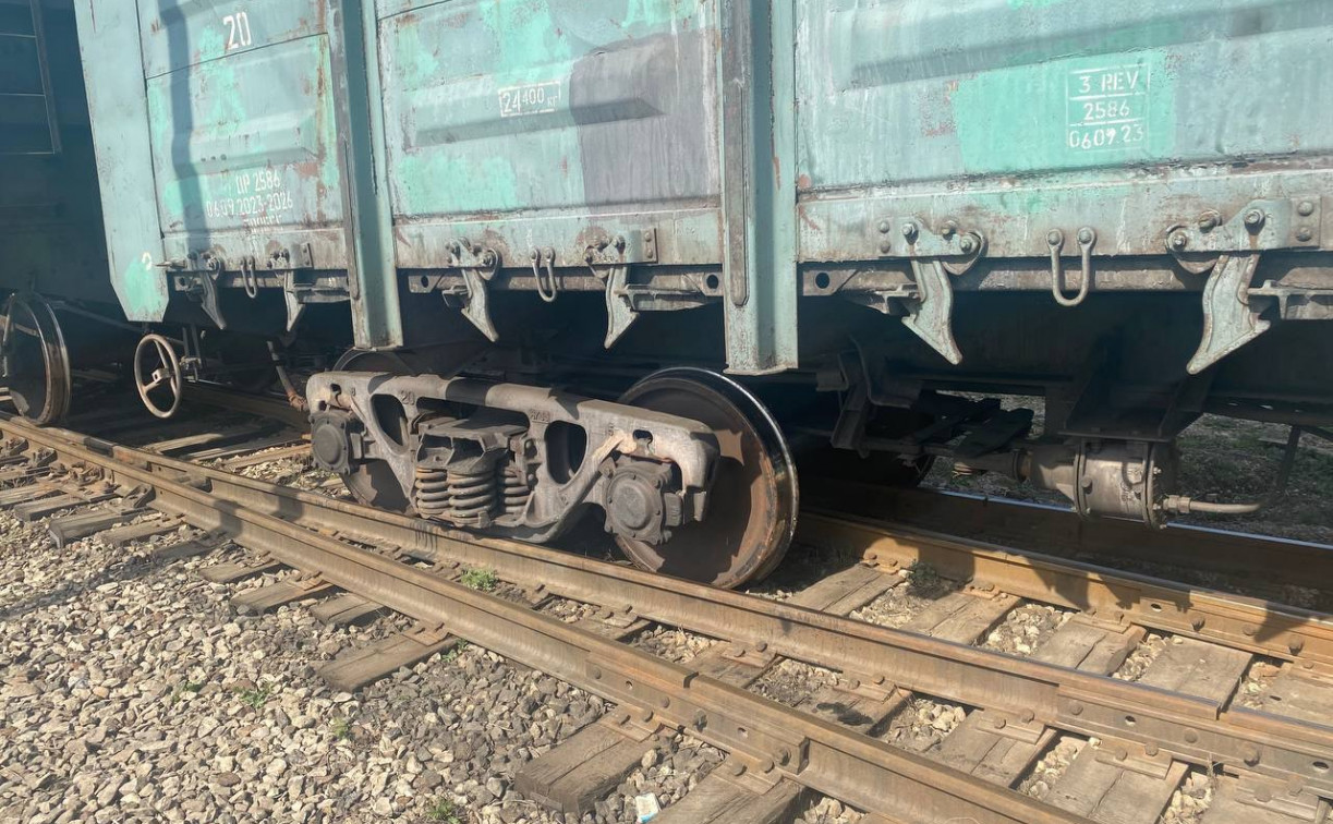 Причиной схода вагонов грузового поезда в Плеханово стали гнилые деревянные шпалы