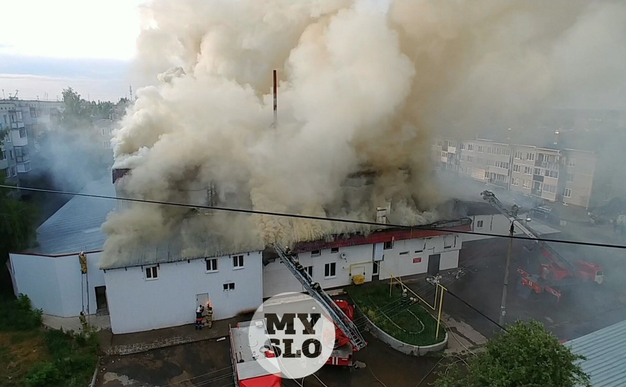 Пожар в Щекинском ТЦ: в горящем здании заперли двух женщин