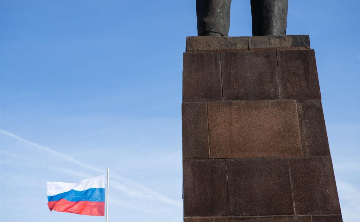 Пьяный житель Новомосковска украл флаг со здания школы, чтобы вывесить у себя дома
