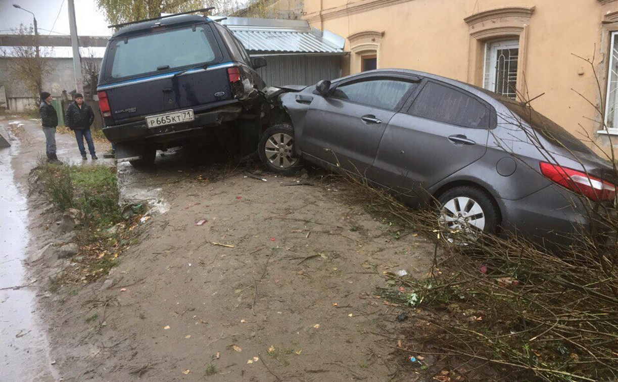 В Алексине иномарки едва не врезались в жилой дом