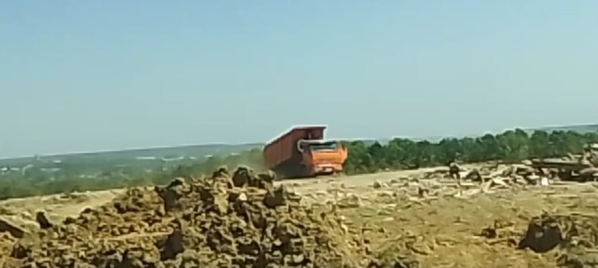 Водитель самосвала устроил несанкционированную свалку у Осиновой Горы 
