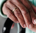 Пенсионерка избила тростью сотрудницу страховой компании