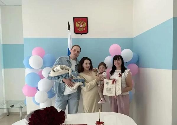 В канун Дня Победы из областного перинатального центра выписали более 30 новорожденных