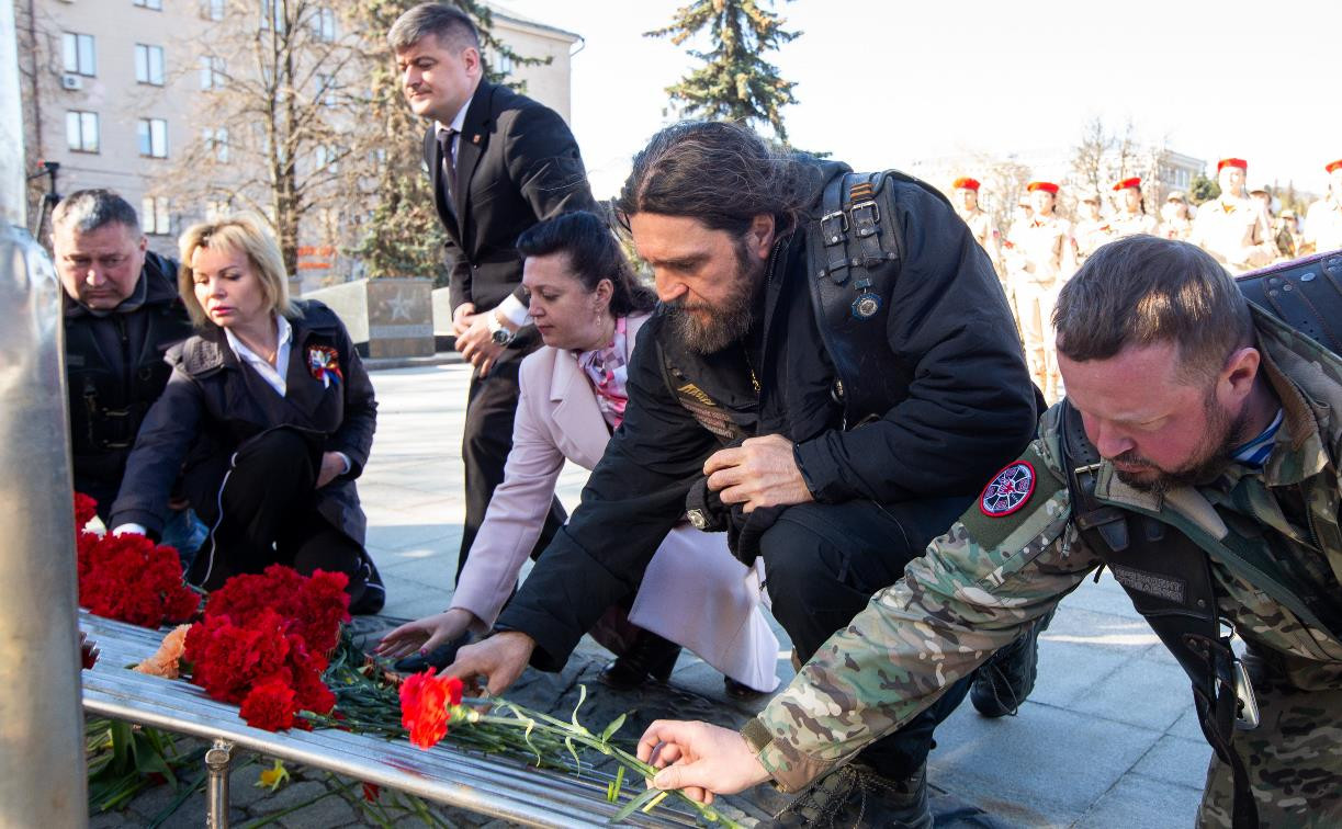 Участники мотомарша «Дороги Победы» в Туле возложили цветы к Вечному огню: фоторепортаж