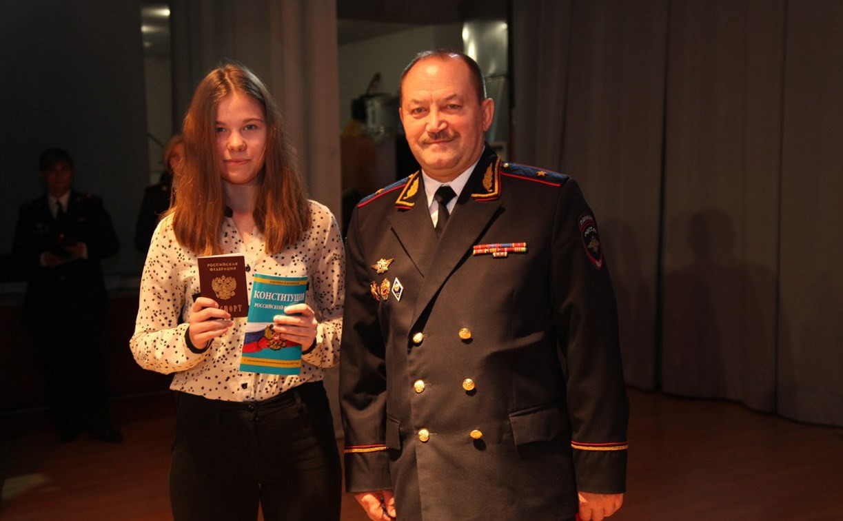 Главный полицейский Тульской области Сергей Галкин вручил школьникам паспорта