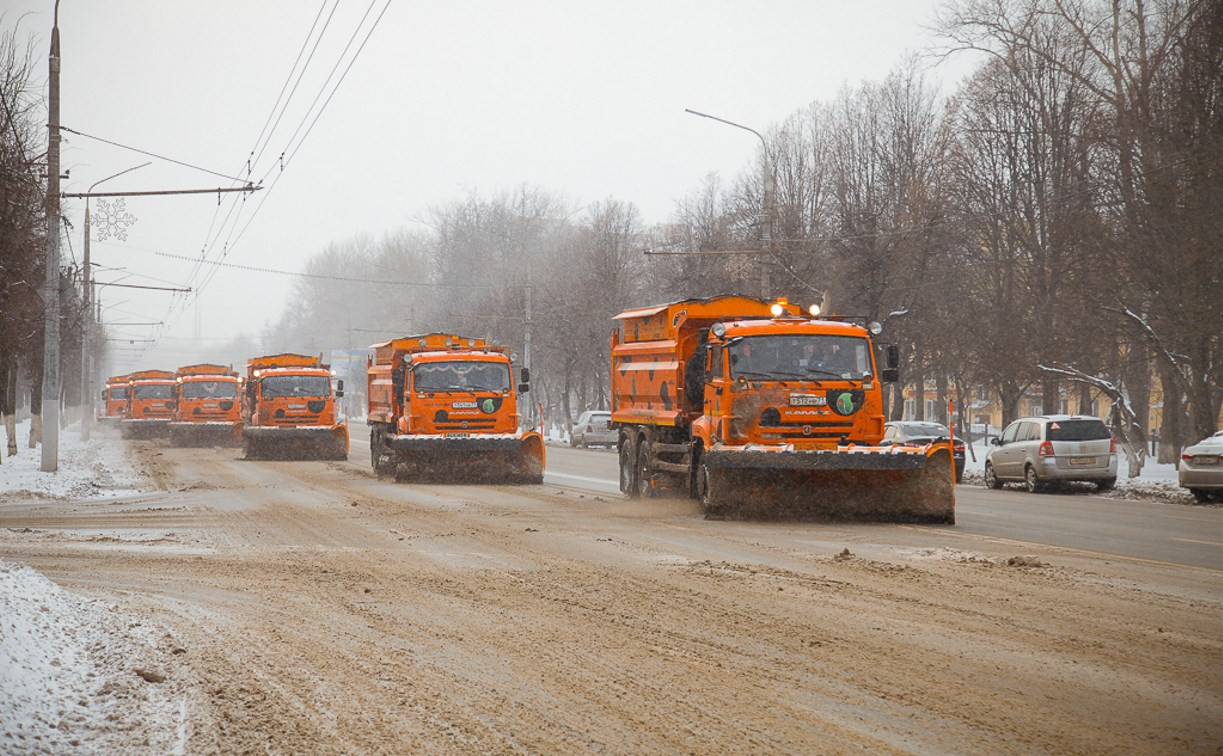 Шесть колонн техники расчищают тульские улицы от снега