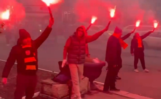 В Саратове болельщики устроили тульскому «Арсеналу» «огненный» коридор из файеров
