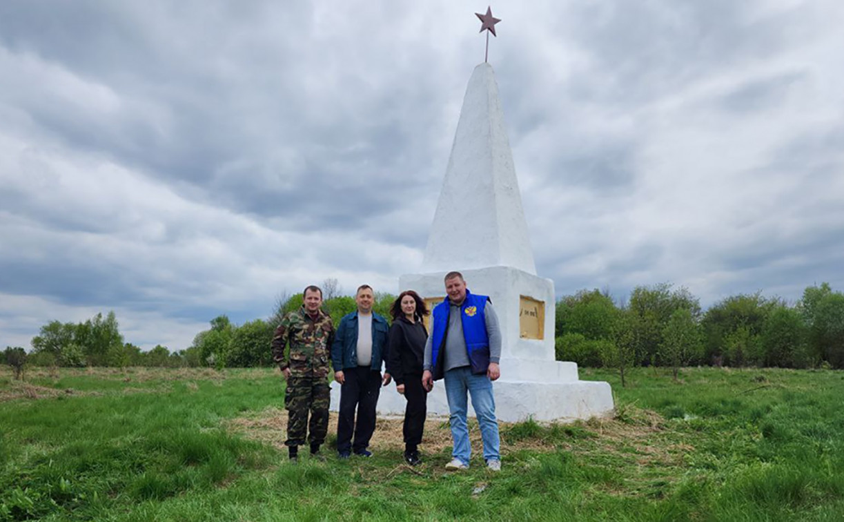 Ко Дню Победы сотрудники ООО «МСК-НТ» привели в порядок обелиск в деревне Новое Перевесово