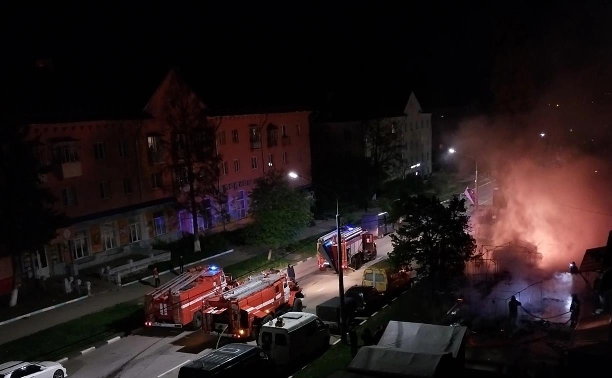 В центре Ефремова ночью сгорела ярмарка