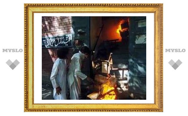 Вокруг пакистанской мечети установлен комендантский час