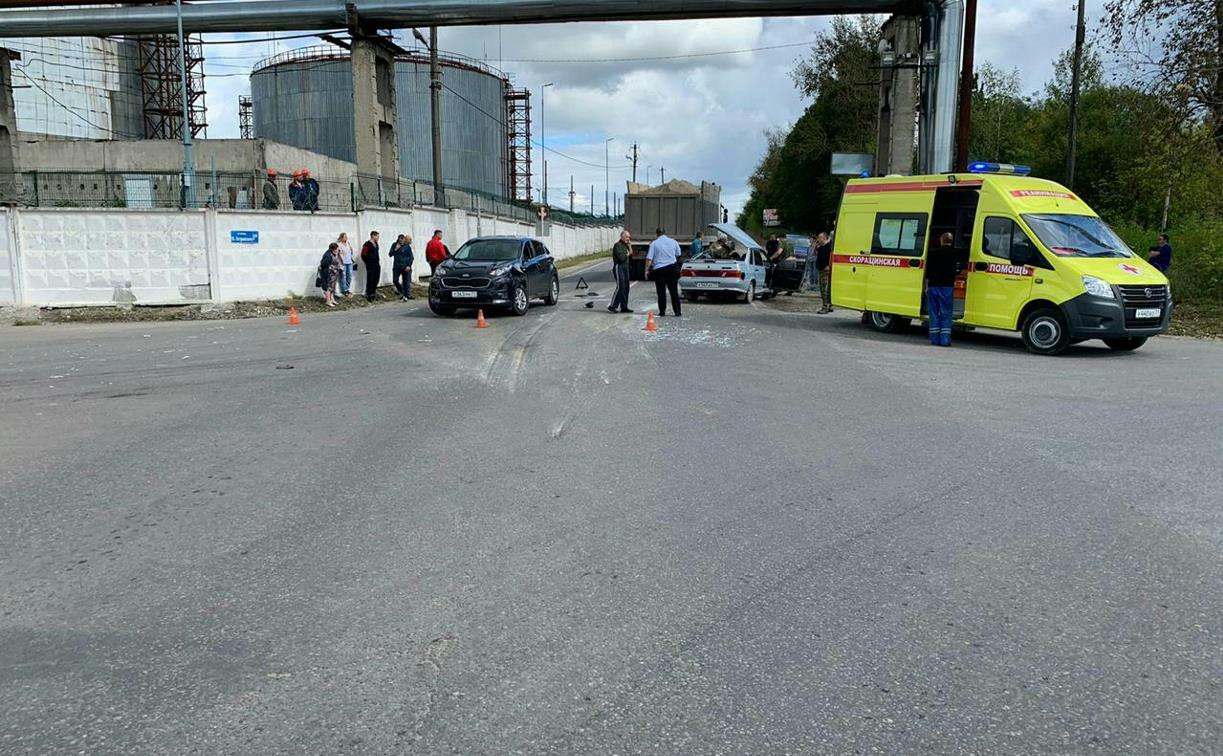 В Суворове в ДТП с грузовиком пострадали женщина и ребенок
