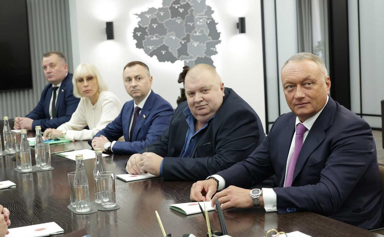 Алексей Дюмин призвал депутатов и сенаторов внести свой вклад в оказание помощи Мариуполю