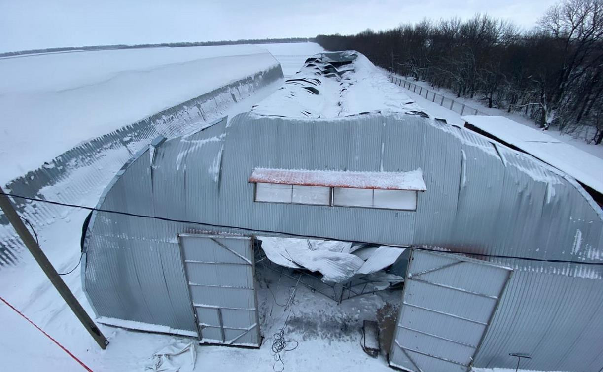 В Чернском районе Тульской области от снега рухнул ангар: пострадали люди