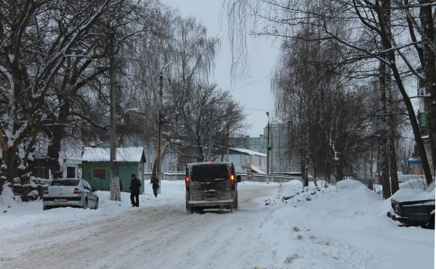 Из-за отсутствия коммунальной техники дороги в Болохово обледенели и скрылись под снегом