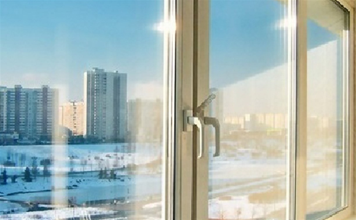 Преимущества остекления балконов зимой: скидка 20% на отделку балконов сайдингом