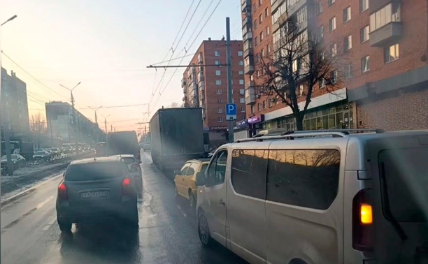 На ул. Ложевой водитель фуры «похитил» полосу движения