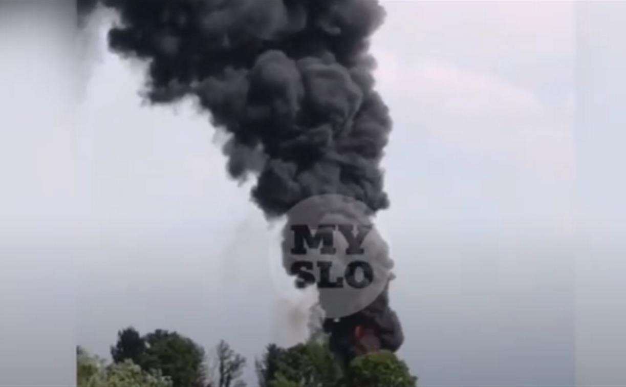 Жителей напугал столб черного дыма в поселке под Тулой: видео
