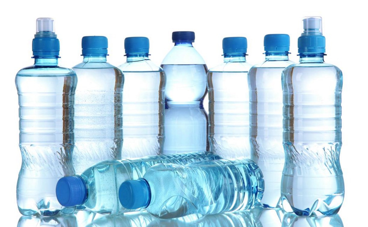 Депутат Госдумы предложил продавать пол-литровую бутылку питьевой воды по 15 рублей