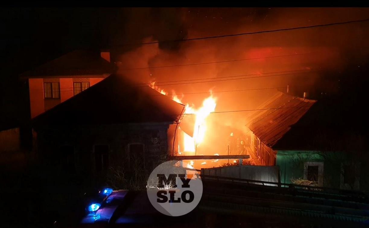 В Туле на пожаре погибли два человека: видео