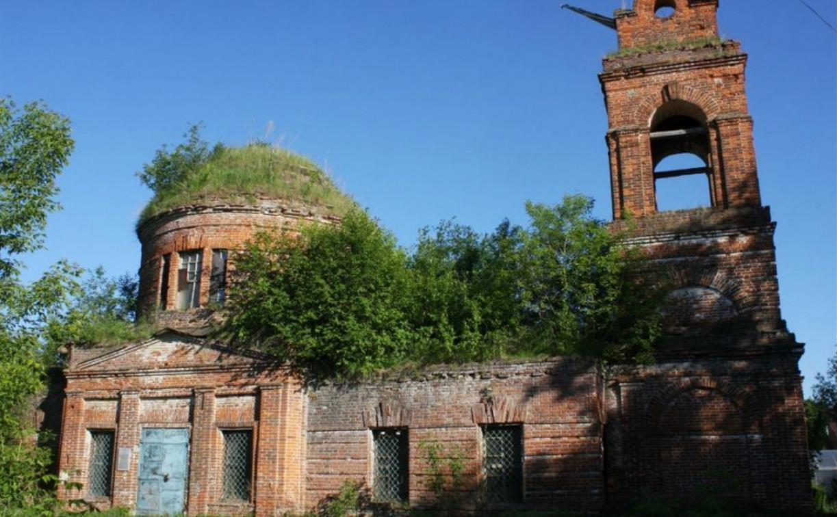 В Тульской области москвич выкупил полуразрушенное здание храма и вернул его верующим