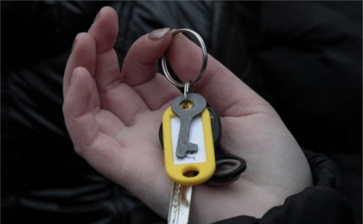 Владимир Груздев вручил тульским сиротам ключи от новых квартир