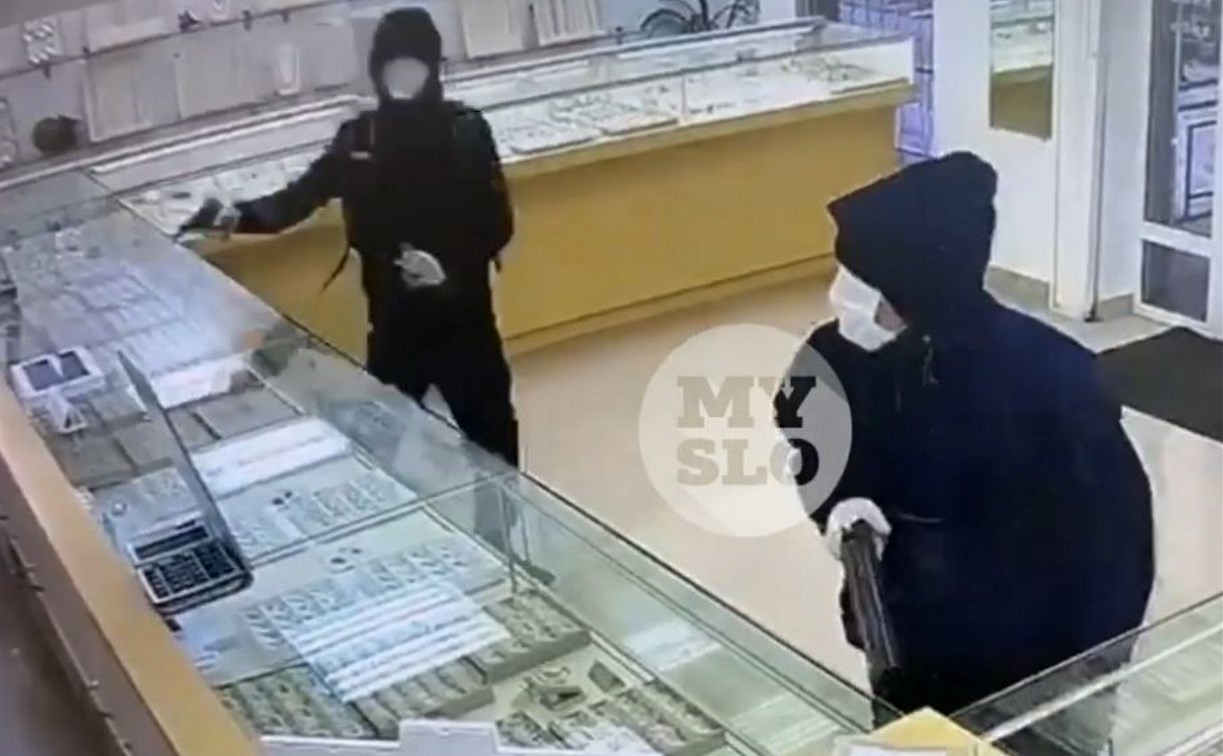Момент вооруженного ограбления ювелирного магазина в Тульской области попал на видео