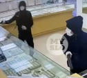 Момент вооруженного ограбления ювелирного магазина в Тульской области попал на видео