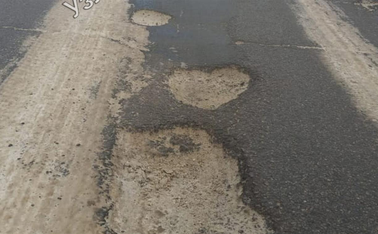 Чуть не остался без колёс: новомосковцы рассказали о разбитой дороге к трассе М-4 «Дон»