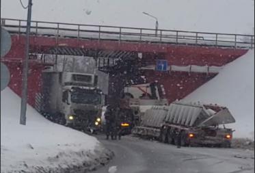 Въезд в Тулу через Красные ворота заблокировали фуры