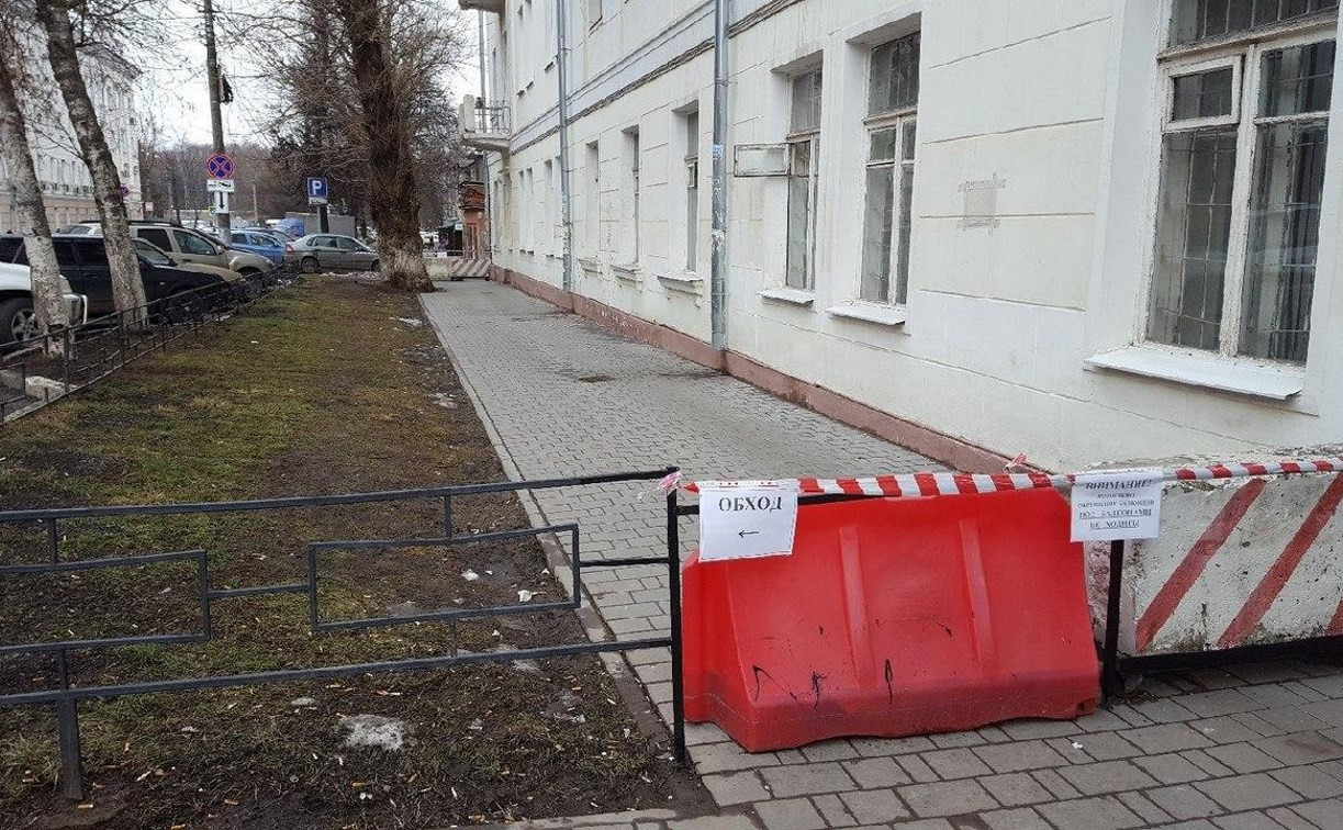 Тулячка пожаловалась на перекрытый тротуар на ул. Жаворонкова и опасные балконы