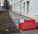 Тулячка пожаловалась на перекрытый тротуар на ул. Жаворонкова и опасные балконы