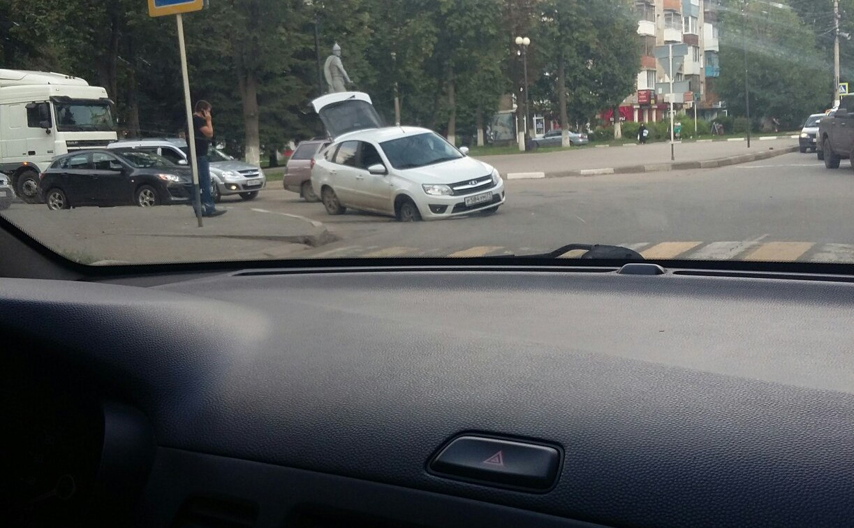 В Новомосковске легковой автомобиль колесом провалился в люк